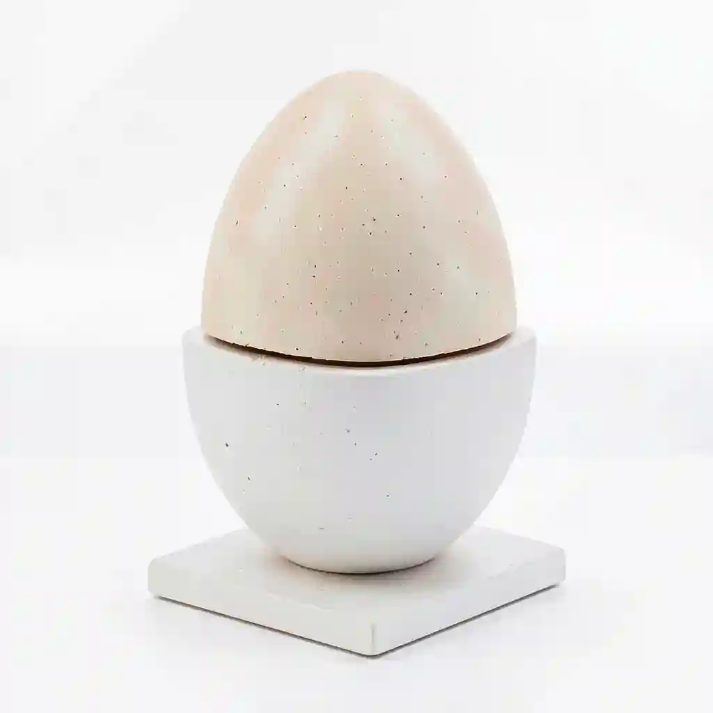 Egg_With_Hidden_Compartment